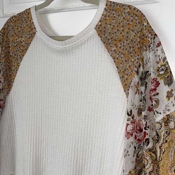 UMGEE OVERSIZED WAFFLE KNIT PEPLUM WITH SHEER FLORAL  SLEEVES - Picture 3 of 9